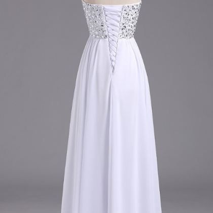 A Sleeveless White Long Chiffon Gown With A..