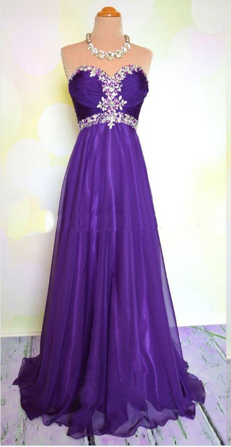 A Purple Sleeveless, Sleeveless, Sleeveless Gown With A Crystal And Evening Gown.