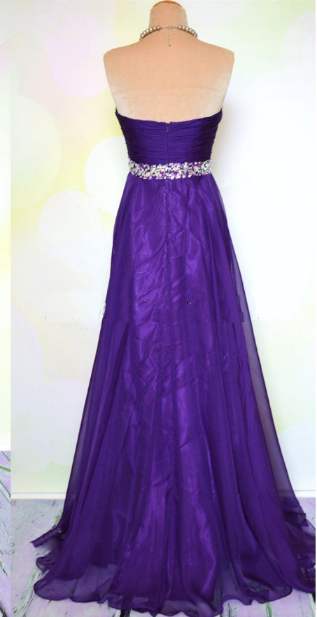 A Purple Sleeveless, Sleeveless, Sleeveless Gown With A Crystal And ...