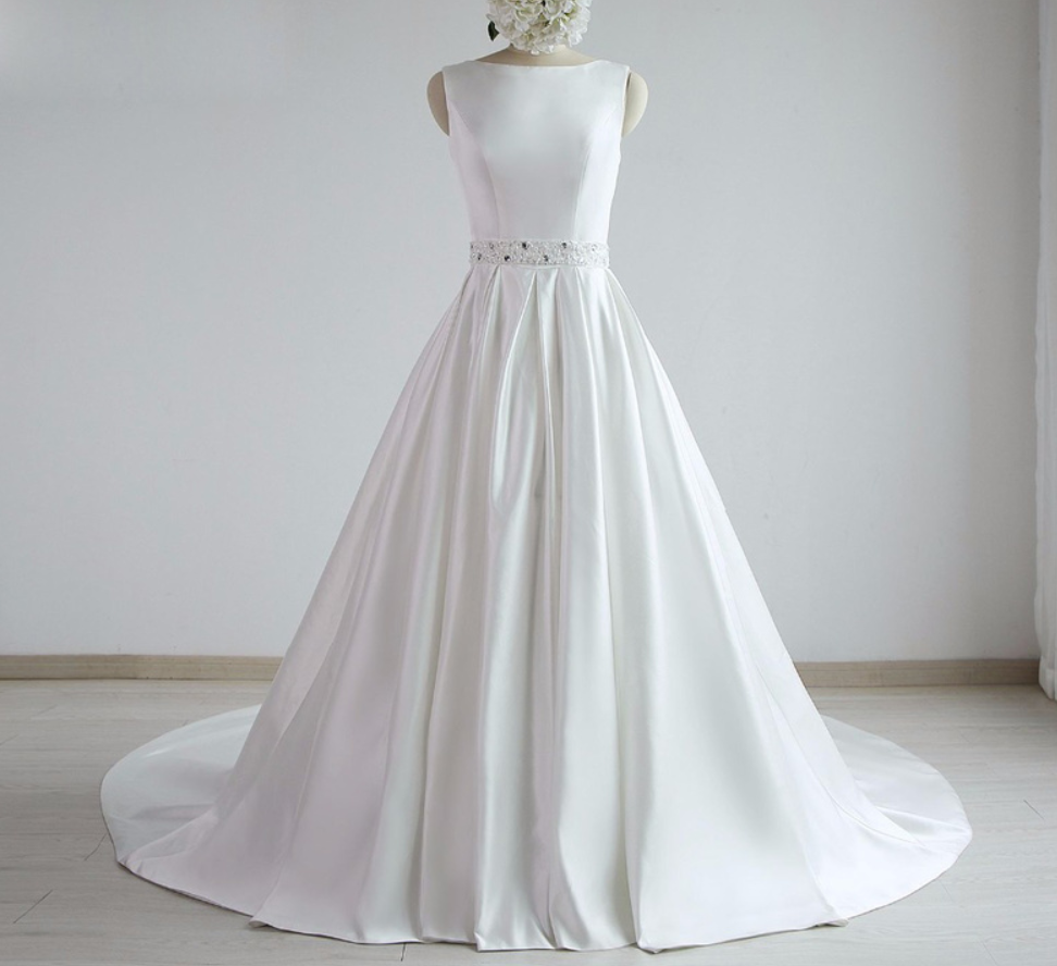 Wedding Dresses Scoop Neck Sleeveless Bride Dresses A-line Lace Beading Court Train Bridal Gowns