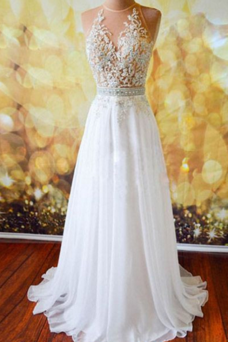 A clear white ball gown with a chiffon gown, evening dress.