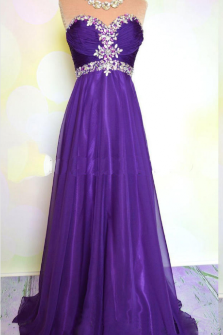 A purple sleeveless, sleeveless, sleeveless gown with a crystal and evening gown.
