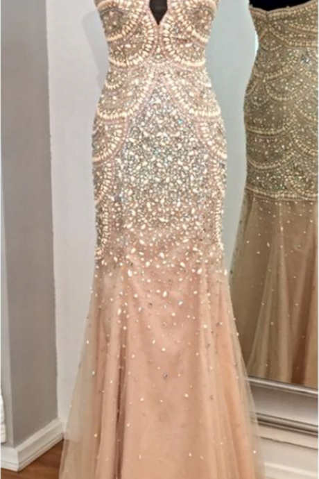 A ball gown full of pearls and pearls, evening dress.