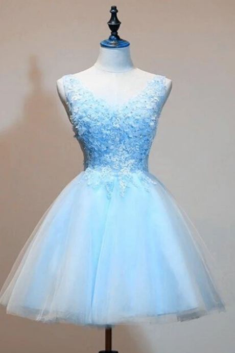 Tulle Short Party Dress With Lace Applique, V-neckline Homecoming Dress
